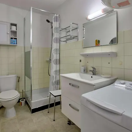 Apartment Renove Avec Balcon, Parking Et Animaux Acceptes - Fr-1-841-18 *